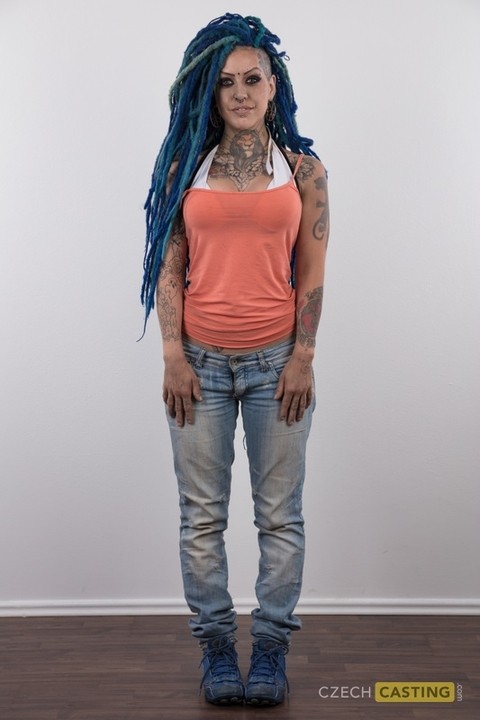 Punk girl with a headful of dyed dreads stands naked in her modelling debut | Фото 2