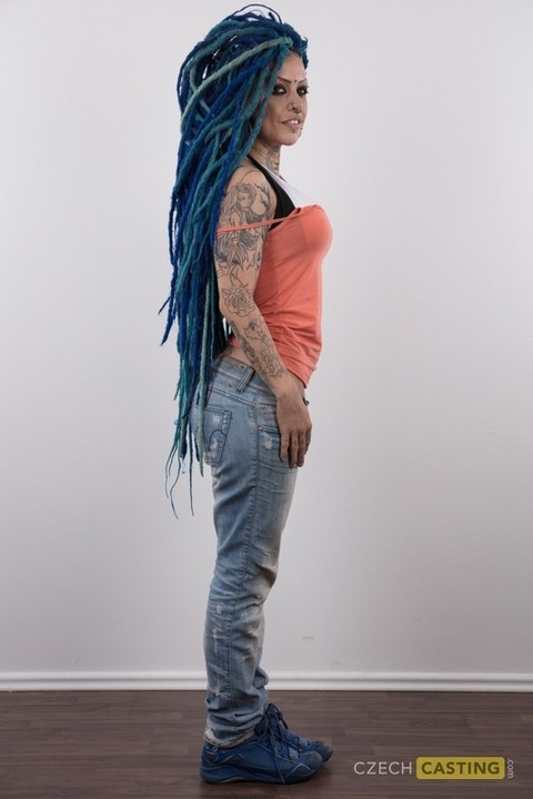 Punk girl with a headful of dyed dreads stands naked in her modelling debut | Фото 3