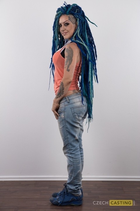 Punk girl with a headful of dyed dreads stands naked in her modelling debut | Фото 4