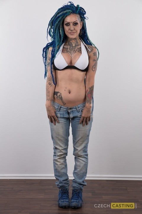 Punk girl with a headful of dyed dreads stands naked in her modelling debut | Фото 5