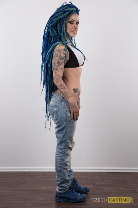 Punk girl with a headful of dyed dreads stands naked in her modelling debut | Фото 6