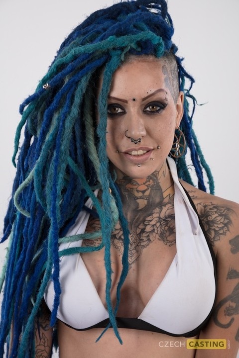 Punk girl with a headful of dyed dreads stands naked in her modelling debut | Фото 8