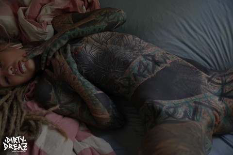 Heavily tattooed girl Anuskatzz slips a finger in her naked pussy | Фото 11