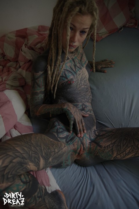 Heavily tattooed girl Anuskatzz slips a finger in her naked pussy | Фото 14