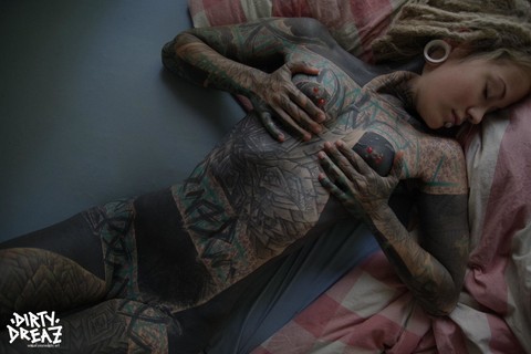 Heavily tattooed girl Anuskatzz slips a finger in her naked pussy | Фото 3