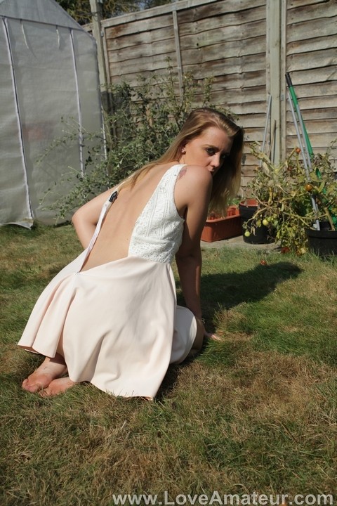 First timer Kaylee unzips a white dress to get naked in the backyard