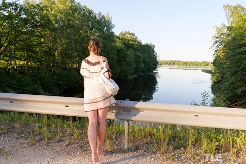 Barefoot teen Gabby Bella shaves her pussy on a path leading to a river | Фото 1