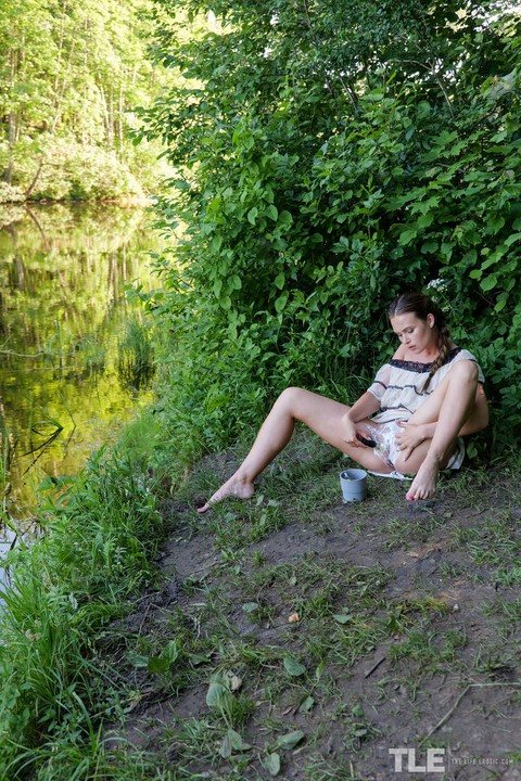 Barefoot teen Gabby Bella shaves her pussy on a path leading to a river | Фото 8