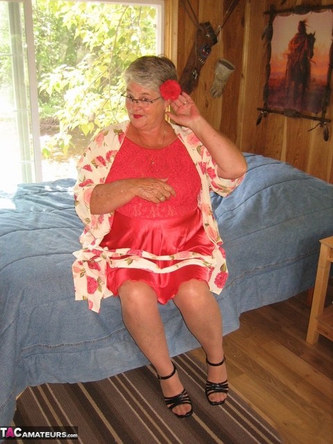 Short haired granny Girdle Goddess stripping to her stockings and high heels | Фото 4