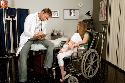 Wheelchair bound Megan Reece giving doctor footjob after cunnilingus | Фото 1