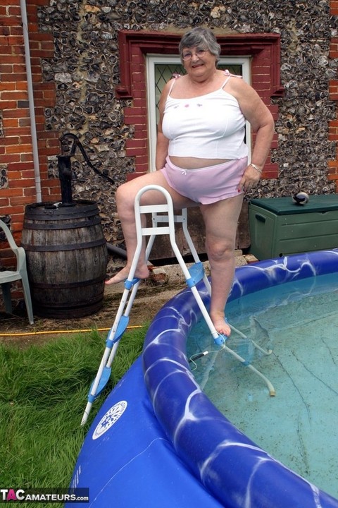 Overweight UK nan Grandma Libby exposes her boobs in a backyard swimming pool | Фото 1