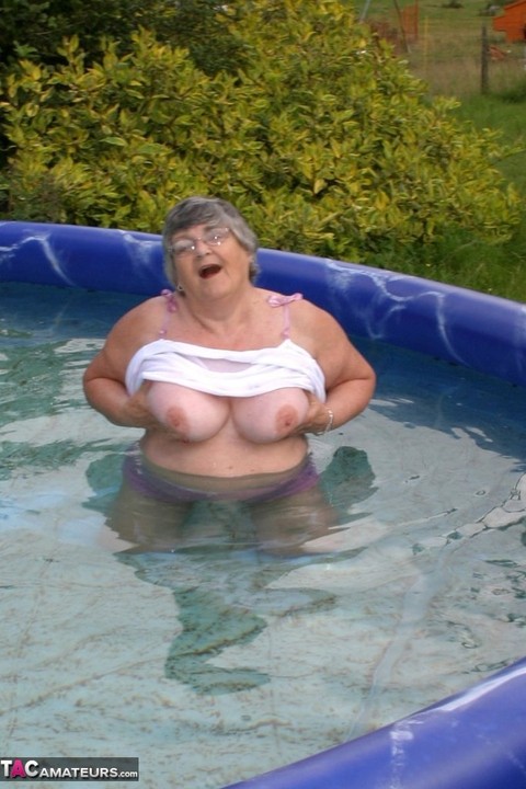 Overweight UK nan Grandma Libby exposes her boobs in a backyard swimming pool | Фото 10