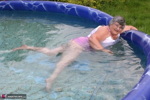 Overweight UK nan Grandma Libby exposes her boobs in a backyard swimming pool | Фото 12