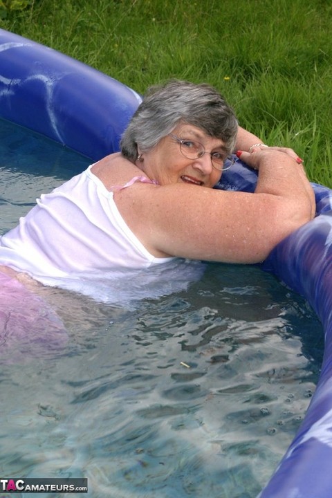 Overweight UK nan Grandma Libby exposes her boobs in a backyard swimming pool | Фото 13