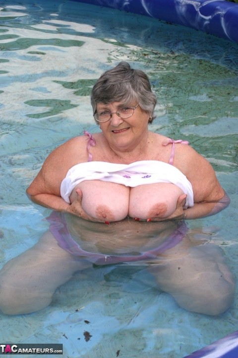 Overweight UK nan Grandma Libby exposes her boobs in a backyard swimming pool | Фото 15