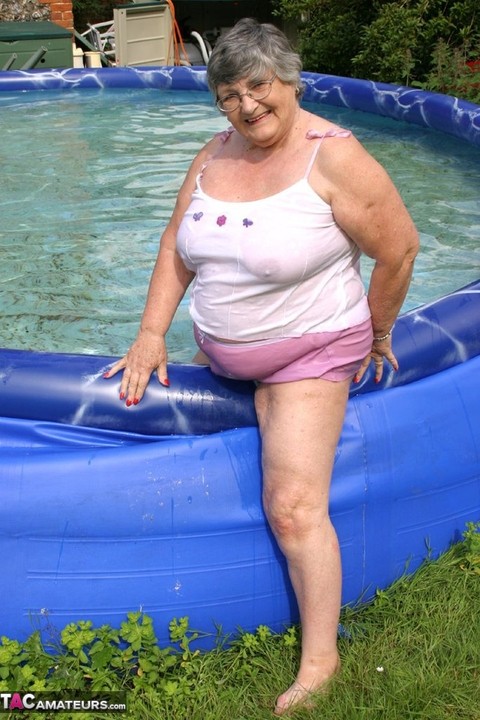 Overweight UK nan Grandma Libby exposes her boobs in a backyard swimming pool | Фото 16