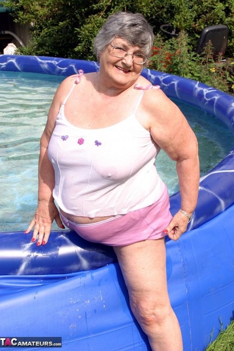 Overweight UK nan Grandma Libby exposes her boobs in a backyard swimming pool | Фото 17