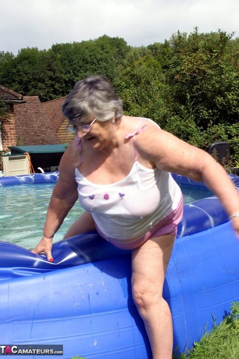 Overweight UK nan Grandma Libby exposes her boobs in a backyard swimming pool | Фото 18