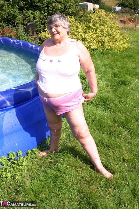 Overweight UK nan Grandma Libby exposes her boobs in a backyard swimming pool | Фото 19