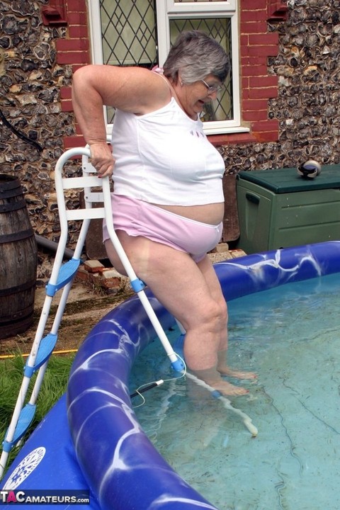 Overweight UK nan Grandma Libby exposes her boobs in a backyard swimming pool | Фото 2