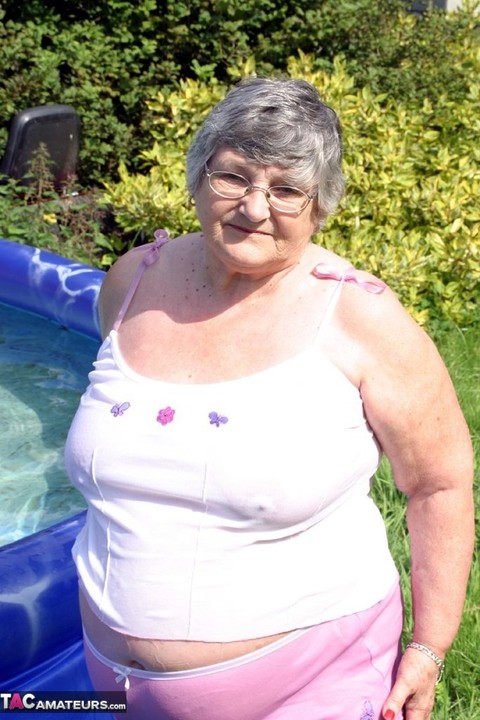 Overweight UK nan Grandma Libby exposes her boobs in a backyard swimming pool | Фото 20