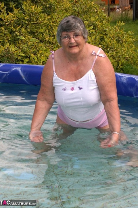 Overweight UK nan Grandma Libby exposes her boobs in a backyard swimming pool | Фото 3