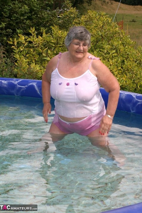 Overweight UK nan Grandma Libby exposes her boobs in a backyard swimming pool | Фото 6