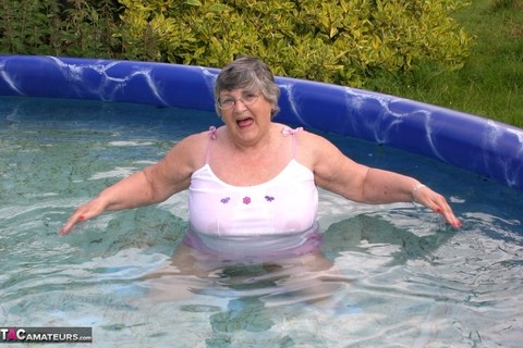 Overweight UK nan Grandma Libby exposes her boobs in a backyard swimming pool | Фото 8