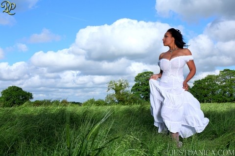 Mature lady Danica Collins looses her large tits from a white dress in a field | Фото 6