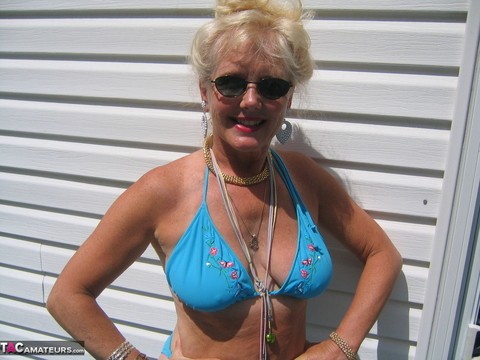 Mature blonde Ruth frees her tits and ass from a bikini in sunglasses | Фото 10