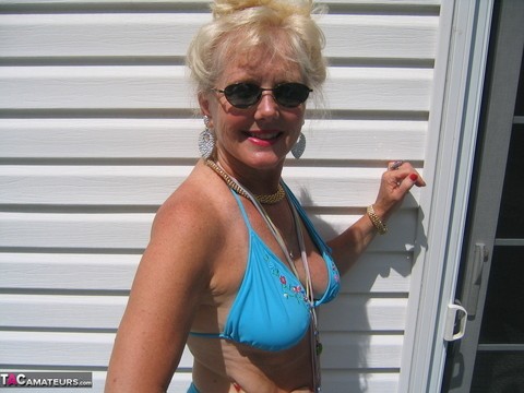 Mature blonde Ruth frees her tits and ass from a bikini in sunglasses | Фото 11