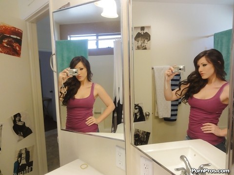 Glamorous young babe Jennifer White makes some self shots in a bathroom | Фото 1