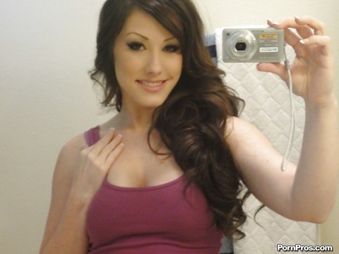 Glamorous young babe Jennifer White makes some self shots in a bathroom | Фото 2