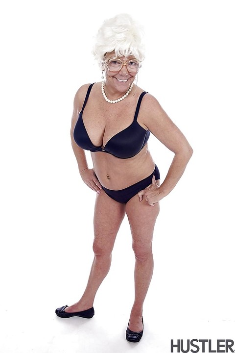 Granny pornstar Karen Summer modelling fully clothed before stripping naked | Фото 7