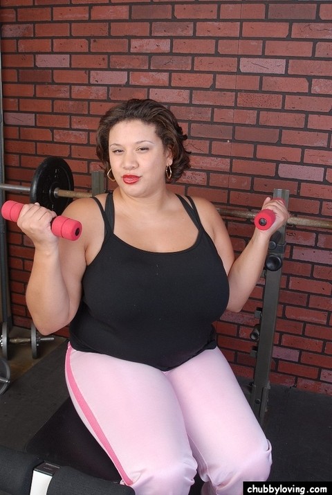 Older busty BBW Monet finishes her workout by undressing in the gym | Фото 1