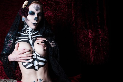 Solo model Razor Candi toys her pussy in skeleton bodypaint | Фото 12