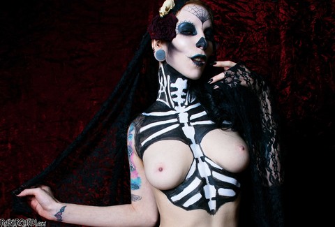 Solo model Razor Candi toys her pussy in skeleton bodypaint | Фото 5