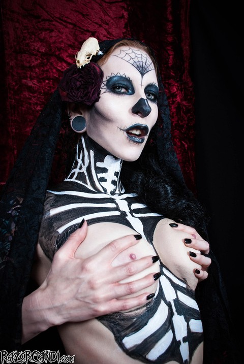 Solo model Razor Candi toys her pussy in skeleton bodypaint | Фото 7