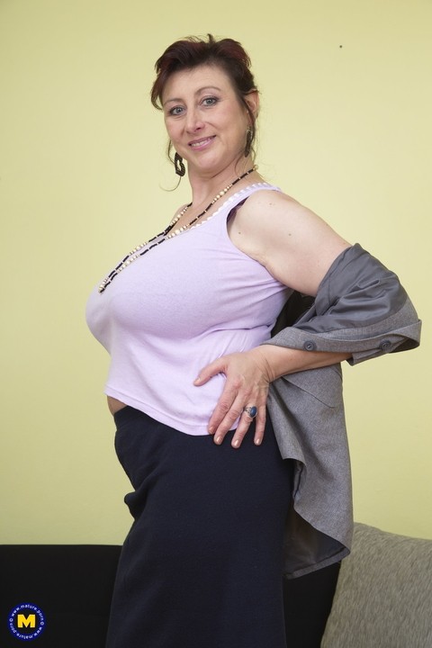 Amateur mature Jana P revels her massive breasts and plays with a toy | Фото 2