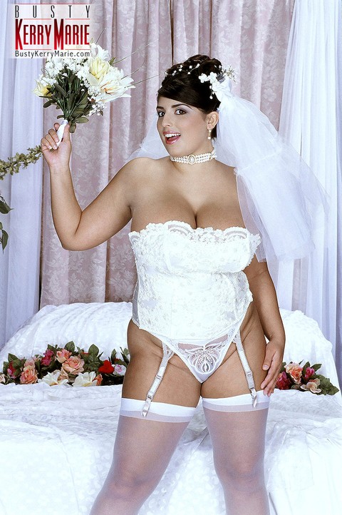 Curvy bride Kerry Marie lets out her huge naturals & slides a toy in her twat | Фото 1