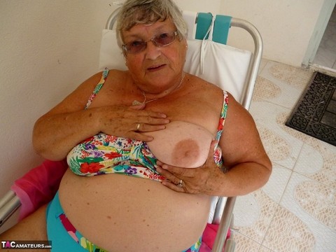 Obese nan Grandma Libby gets wet and naked while spending the day at a beach | Фото 12