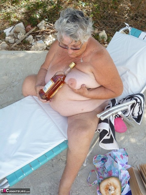 Obese nan Grandma Libby gets wet and naked while spending the day at a beach | Фото 15