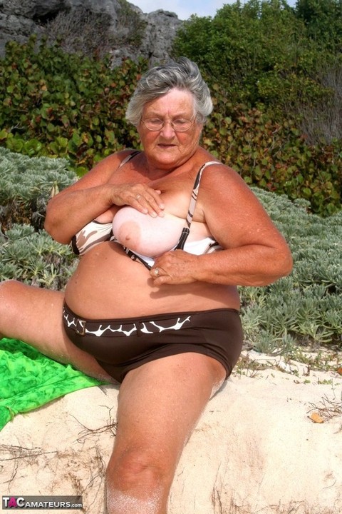 Obese nan Grandma Libby gets wet and naked while spending the day at a beach | Фото 3