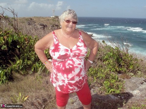 Obese nan Grandma Libby gets wet and naked while spending the day at a beach | Фото 5