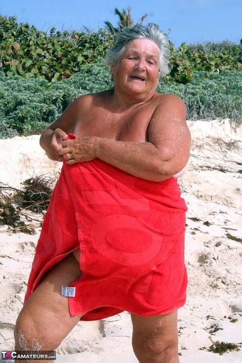 Obese nan Grandma Libby gets wet and naked while spending the day at a beach | Фото 8