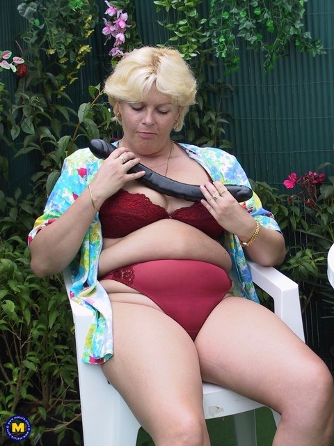 Blonde BBW Andrea strips in the garden & fucks her love hole with a giant toy | Фото 4