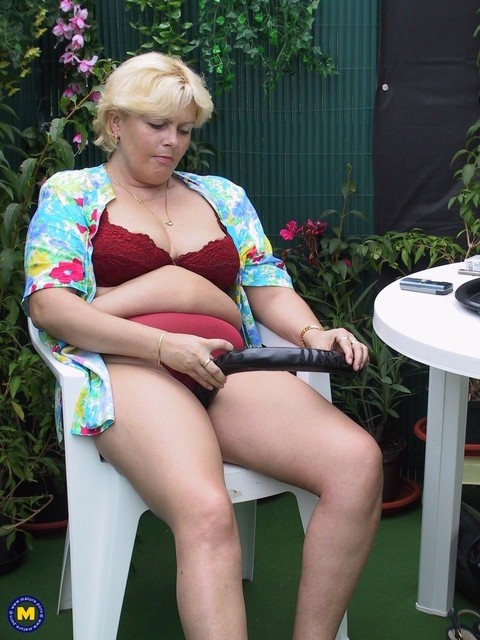 Blonde BBW Andrea strips in the garden & fucks her love hole with a giant toy | Фото 5