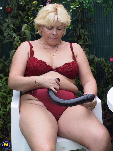 Blonde BBW Andrea strips in the garden & fucks her love hole with a giant toy | Фото 8