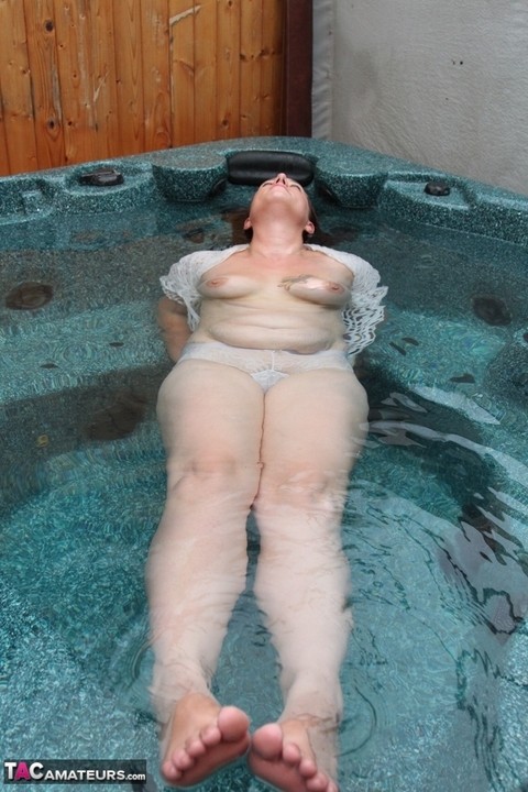 Plump amateur removes a mesh top while relaxing in an outdoor hot tub | Фото 12