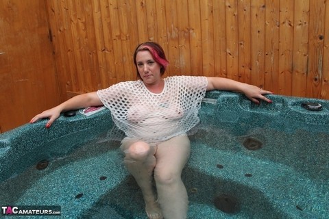 Plump amateur removes a mesh top while relaxing in an outdoor hot tub | Фото 2